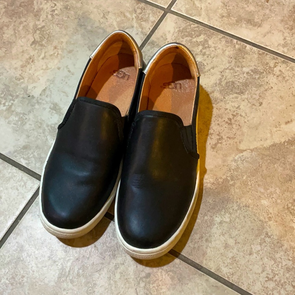 UGG women Cas Fashion Sneaker Size 6